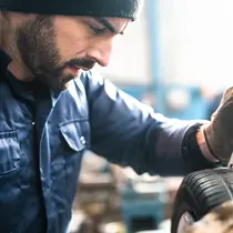 Ilustrasi mengecek kondisi ban mobil (bridgestoneamericas)