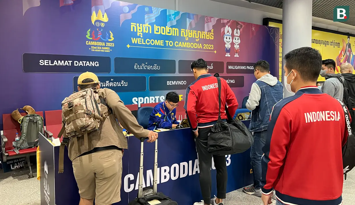 <p>Antrian stan informasi SEA Games 2023 Kamboja di Bandara Internasional Phnom Penh, Kamboja, pada Jumat (28/4/2023). Proses registrasi berupa penempelan hologram untuk kontingen dan wartawan. (Bola.com/Abdul Aziz)</p>