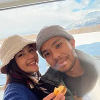 Potret Jessica Mila Menikmati Salju Bersama Kyarra dan Yakup Hasibuan (credit: instagram/jscmila)