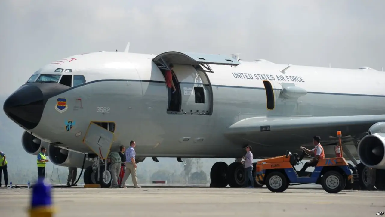  Awak pesawat Boeing 707 milik Angkatan Udara AS melakukan pemeriksaan pesawat di landasan bandara Sultan Iskandar Muda, Aceh Besar, Aceh, 25 Maret 2017, pasca-pendaratan darurat sehari sebelumnya. (AFP)