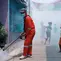 Petugas sedang melakukan fogging di RT 06 RW 03 Duren Jaya, Bekasi Timur, Kota Bekasi untuk memberantas jentik nyamuk DBD. (Liputan6.con/Bam Sinulingga)