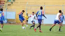 Sejumlah pemain Arema Cronus menggelar latihan di Stadion Gajayana, Malang, Sabtu pagi (17/1/2015). Tampak, bek Arema Cronus, Fabiano Beltrame (kedua dari kiri) berusaha melewati hadangan rekan setimnya. (Liputan6.com/Faizal Fanani)