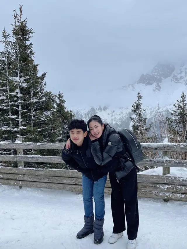 Bunga Zainal sedang liburan di Swiss bersama keluarga