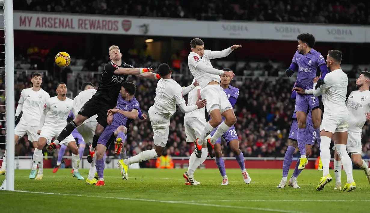 Pemain Arsenal, Jakub Kiwior (tengah), mencetak gol bunuh diri dalam pertandingan putaran ketiga FA Cup 2023/2024 melawan Liverpool yang berlangsung di Emirates Stadium, Minggu (7/1/2024) malam WIB. (AP Photo/Kirsty Wigglesworth)