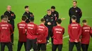 Pelatih Turki, Senol Gunes, memberikan arahan kepada pemainnya saat sesi latihan di Rheinenergie stadium, Jerman, Rabu (7/10/2020). Turki akan menghadapi Jerman pada laga Persahabatan. (AFP/Ina Fassbender)