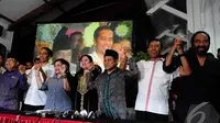 Koalisi pendukung Jokowi-JK mengangkat tangan bersama menyambut kemenangan Jokowi-JK menjadi Presiden dan Wakil Presiden Indonesia 2014, Jakarta Selatan, Selasa (22/7/2014) (Liputan6.com/Andrian M Tunay)