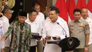 Menteri Koordinator Bidang Politik dan Keamanan (Menko Polkam) Djamari Chaniago didampingi Menteri Kehutanan Raja Juli Antoni usai jumpa pers rapat koordinasi (rakor) penanganan kebakaran hutan dan lahan (karhutla) di Jakarta, 10 Agustus 2026. (KLY/Arie Basuki)