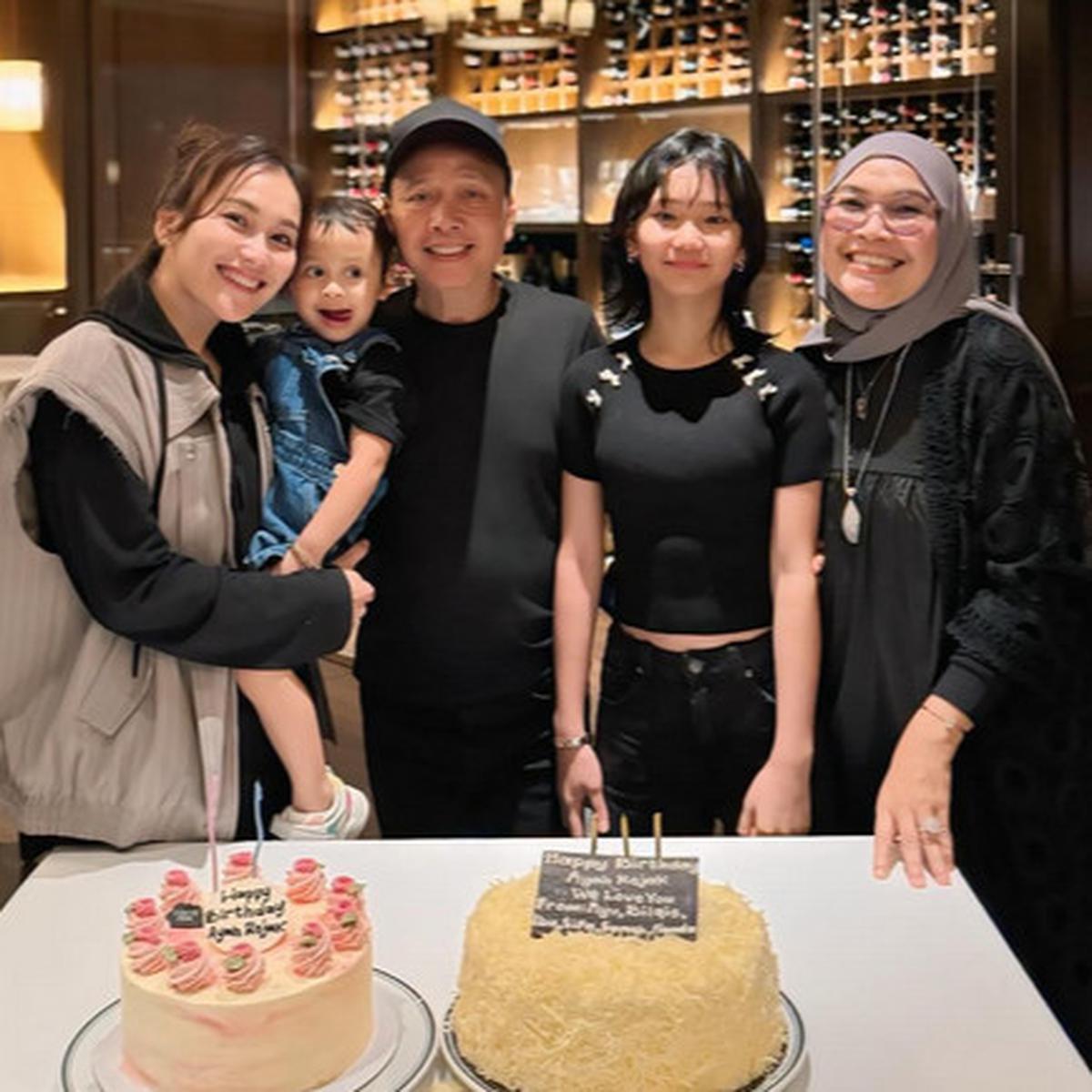 Potret Perayaan Ultah Ayah Ojak di Restoran Mewah, Kompak Pakai Baju Hitam - Penampilan Bilqis Jadi Sorotan