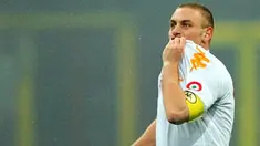 Selebrasi cium kostum gelandang AS Roma, Daniele De Rossi setelah menjebol gawang Inter Milan dalam lanjutan Liga Serie A yang berlangsung di San Siro Stadium, 1 Maret 2009. AFP PHOTO/GIUSEPPE CACACE 