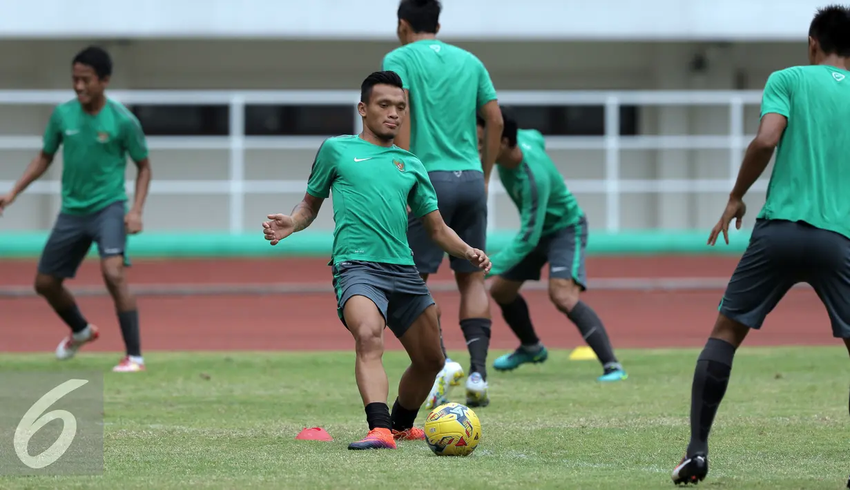 Pemain Timnas Indonesia, Ferdinand Sinaga saat berlatih jelang leg 1 Semifinal Piala AFF 2016 melawan Vietnam di Stadion Pakansari, Bogor, Rabu (30/11). Laga pertama Semifinal Piala AFF 2016 digelar pada 3 Desember. (Liputan6.com/Helmi Fithriansyah)