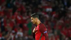 Penyerang Portugal Cristiano Ronaldo  berjalan usai pertandingan lanjutan piala Eropa 2016 grup F di Parc des Princes, Prancis, (19/6). Portugal bermain imbang 0-0 dengan Austria. (REUTERS/Christian Hartmann)