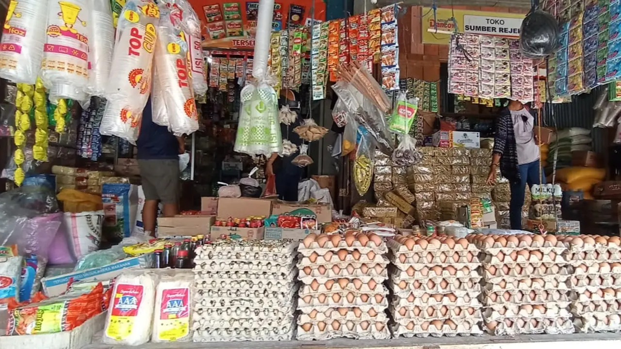 Ketersediaan bahan kebutuhan pokok dan harga masih tetap stabil.(Liputan6.com/ Dionisius Wilibardus)