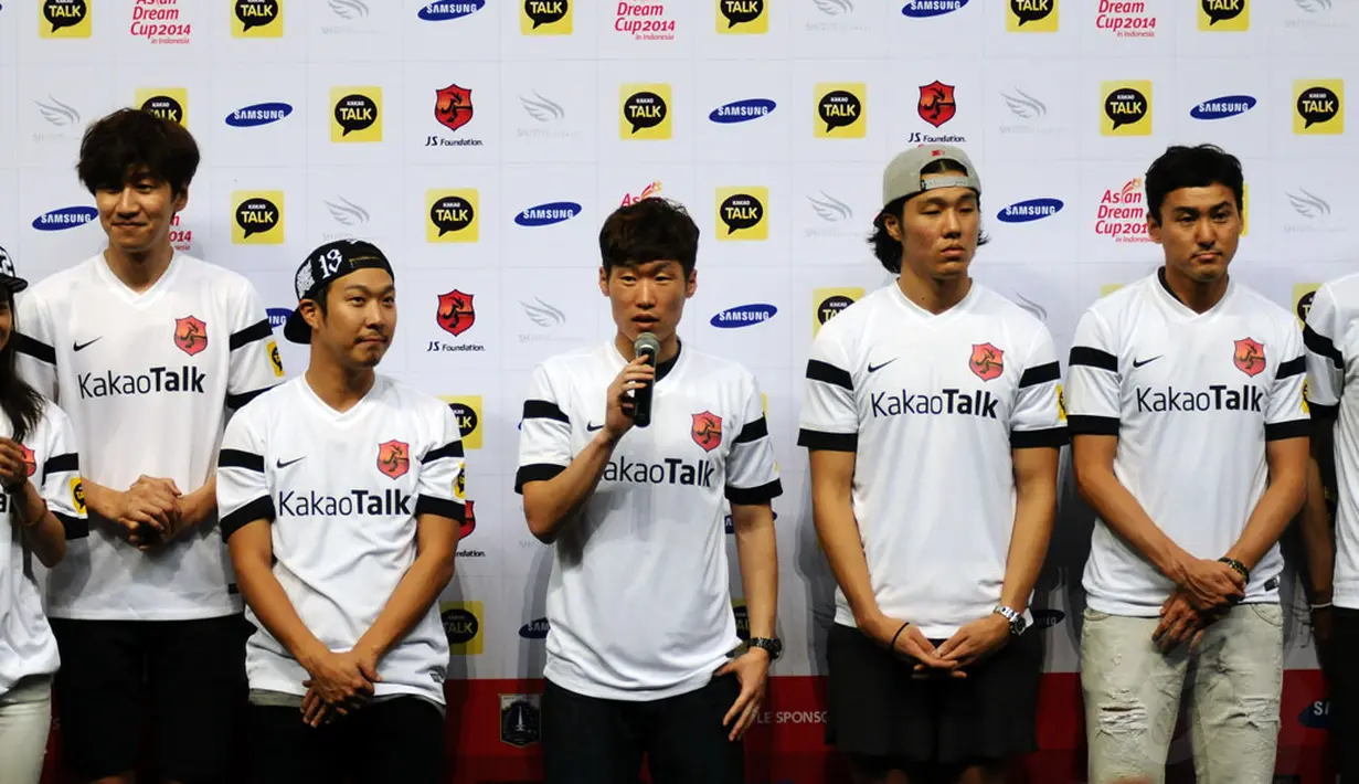 Di depan para wartawan, di stadion GBK Jakarta (1/6/2014), mantan bintang Manchester United (tengah), Park Ji Sung mengatakan senang bisa datang dan bermain di Indonesia. (Liputan6.com/Helmi Fithriansyah)