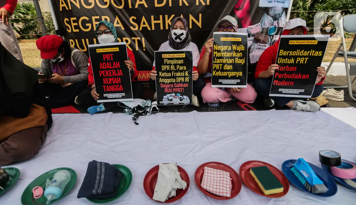 Dalam aksinya, para PRT duduk mengenakan masker kemudian ditutup lagi dengan lakban hitam. (Liputan6.com/Faizal Fanani)