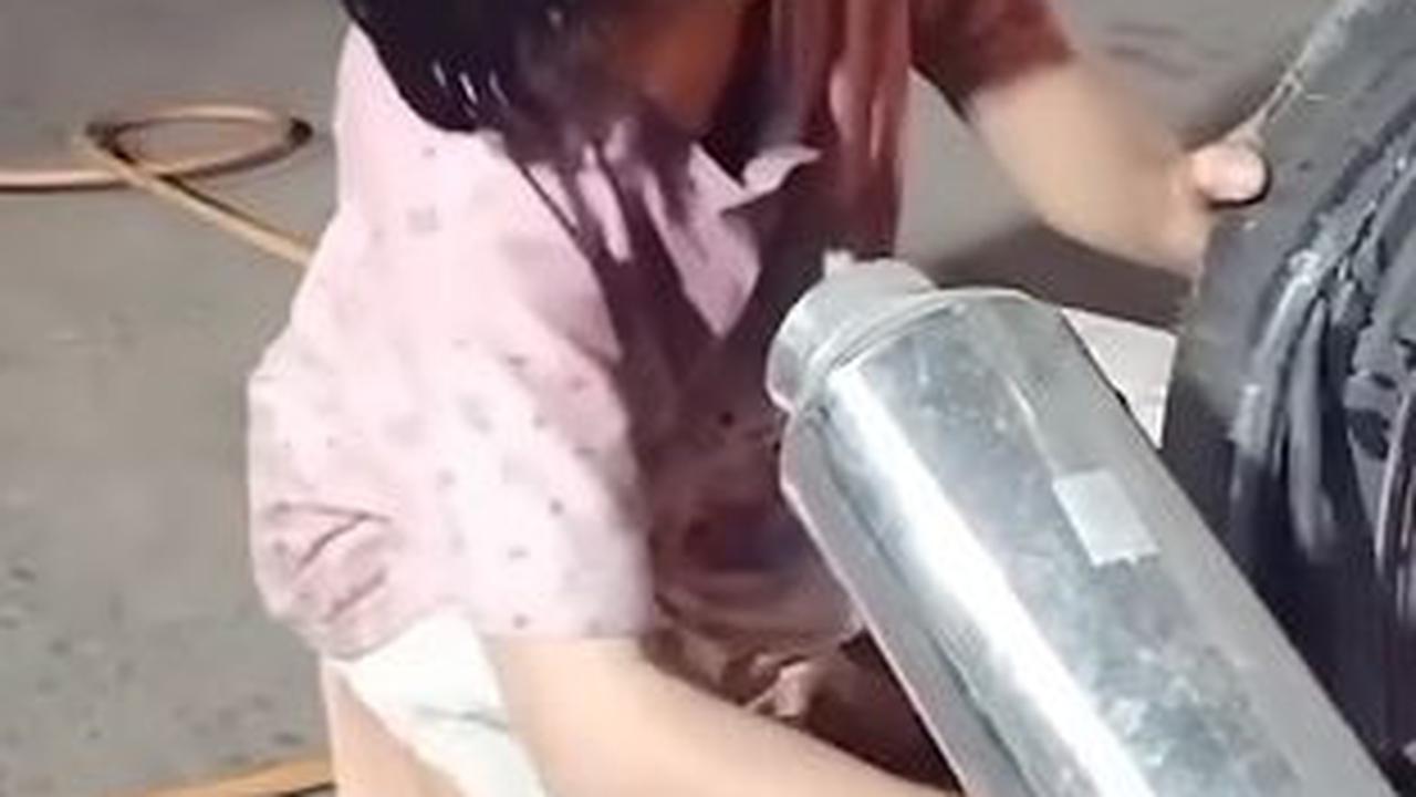 Sebaliknya, gadis tersebut beraksi dengan santai dan begitu cekatan. <br>