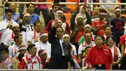 Presiden Joko Widodo (tengah) melambaikan tangan jelang menyaksikan laga Indonesia kontra Vietnam pada semifinal pertama Piala AFF 2016 di Stadion Pakansari, Bogor, Sabtu (3/12). Indonesia unggul 2-1 atas Vietnam. (Liputan6.com/Helmi Fithriansyah)