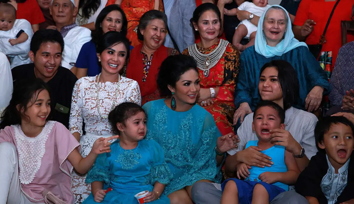 Kebahagiaan tampak terpancar dari wajah Krisdayanti dan keluarga besarnya. (Deki Prayoga/Bintang.com)