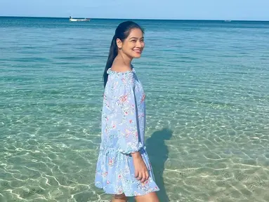 Beginilah penampilan Titi Kamal saat menikmati liburan serunya di Banyuwangi. Berkunjung ke area pantai yang ada di Pulau Tabuhan, pemain film Makmum itu muncul dengan memakai floral dress yang cantik. (Liputan6.com/IG/@titi_kamall)
