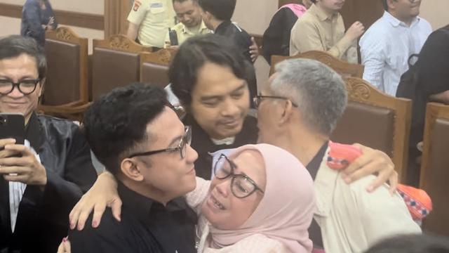 Tangis Haru Ibunda Delpedro Saat Hakim Bacakan Vonis Bebas: Ternyata Pengadilan Tempat Adanya Keadilan