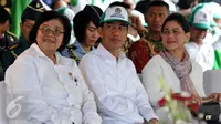 Presiden Jokowi didampingi Ibu Negara Iriana Widodo dan Menteri LHK Siti Nurbaya menghadiri acara peringatan Hari Menanam Pohon Indonesia dan Bulan Menanam Pohon Nasional di Tahura Sultan Adam, Kalsel, Kamis (26/11). (Liputan6.com/Johan Tallo)
