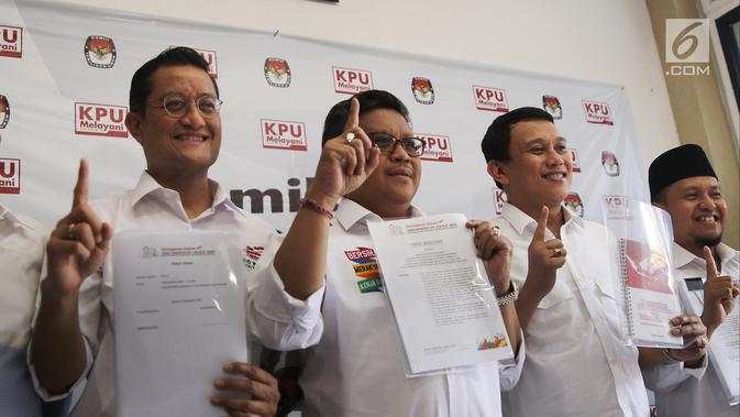 Sekjen PDIP Hasto Kristianto (tengah) bersama para sekjen partai pendukung capres dan cawapres Jokowi-Ma'ruf menunjukkan dokumen saat melaporkan dana awal kampanye Pilpres 2019 di Gedung KPU, Jakarta, Sabtu (22/9). (Liputan6.com/Herman Zakharia)