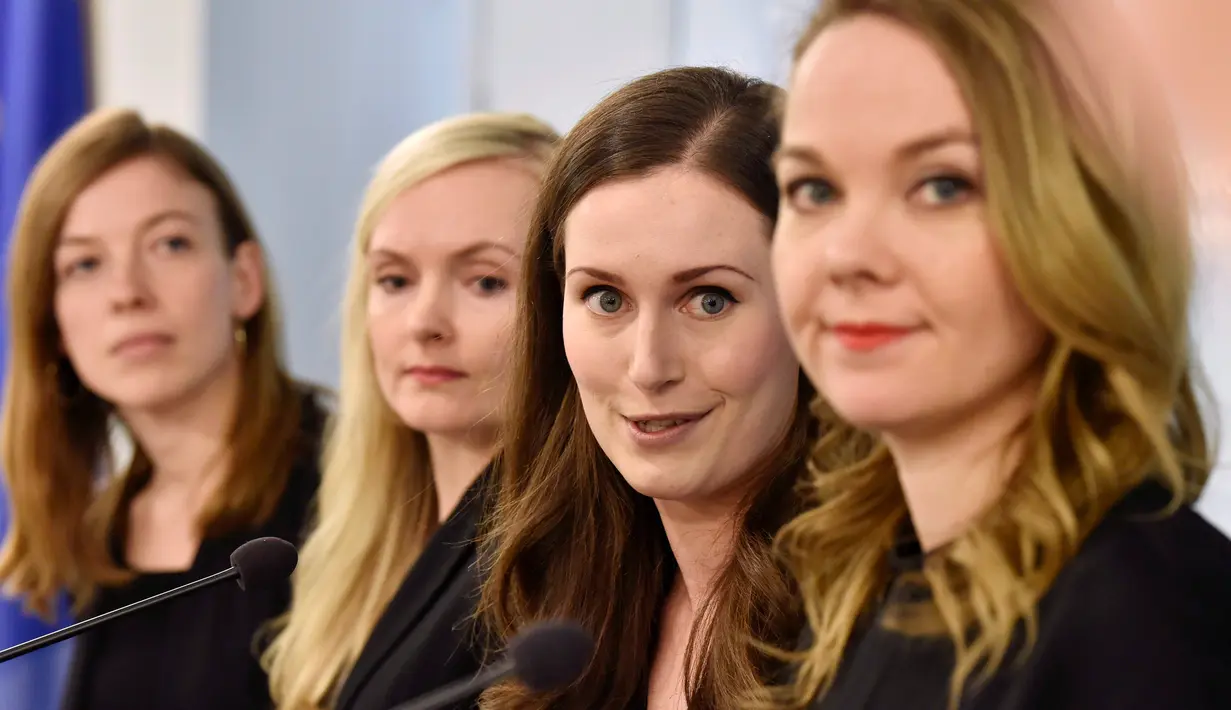 Perdana Menteri Finlandia Sanna Marin (kedua kanan) didampingi sejumlah menteri saat konferensi pers di Helsinki, Finlandia, Selasa (10/12/2019). Marin menggeser Perdana Menteri Ukraina Oleksiy Honcharuk yang kini berusia 35 tahun. (Vesa Moilanen/Lehtikuva via AP)