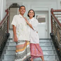 Andien baru saja mengunggah beberapa foto terbaru menampilkan dirinya dan suami. Dalam foto terbaru ini, Andien berpose dengan outfit menarik untuk dijadikan inspirasi baju Lebaran. Foto: Instagram.