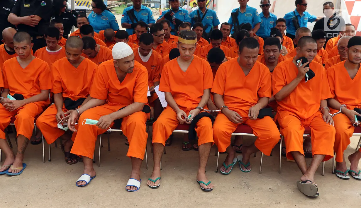 Sejumlah tersangka ditampilkan saat pemusnahan barang bukti narkotika di Gedung 745 Teknik Sanitasi Angkasa Pura II Bandara Soekarno Hatta, Banten, Kamis (28/12). (Liputan6.com/JohanTallo)