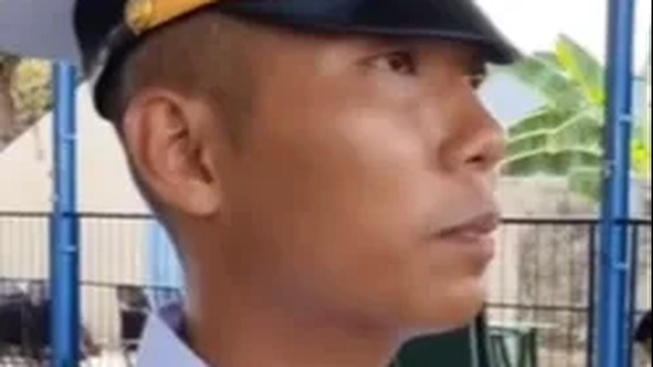 "Bercanda gimana? Nanti kamu jelasin gimana?" lanjut pembina.  <br>