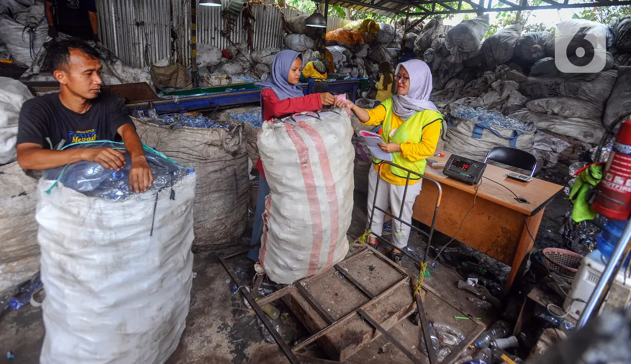 Tempat ini mendaur ulang sampah botol plastik dan pengepresan sampah botol plastik. (merdeka.com/Arie Basuki)