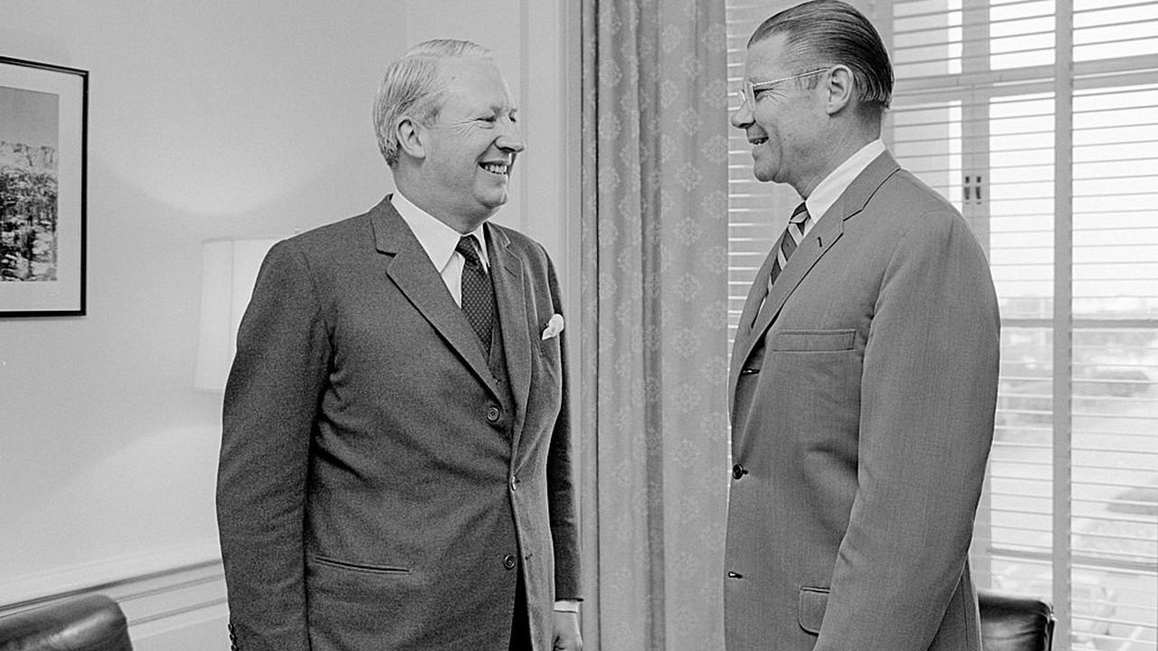 Edward Heath melakukan pertemuan di Pentagon bersama US Secretary of Defense Robert McNamara pada tahun 1966 (Wikipedia/Public Domain)
