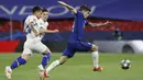 Gelandang Chelsea, Christian Pulisic membawa bola dari kejaran pemain Porto, Otavio pada leg kedua perempat final Liga Champions di stadion Ramon Sanchez Pizjuan, Spanyol, Rabu (14/4/2021). Chelsea lolos ke semifinal usai mengandaskan Porto dengan agregat 2-1. (AP Photo/Angel Fernandez)