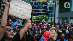 Warga Tanjung Priok berunjuk rasa di depan Gedung Kemenkumham, Jakarta Selatan, Rabu (22/1/2020). Mereka menuntut Menkumham Yasonna Laoly minta maaf atas ucapannya yang menyebut Tanjung Priok adalah daerah miskin, kumuh, dan kriminal. (Liputan6.com/Faizal Fanani)