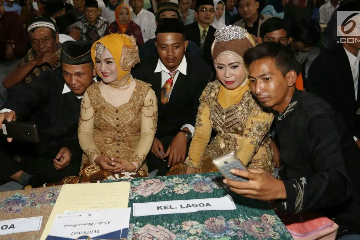 FOTO: Senyum Bahagia Pasangan Nikah Massal di Malam Tahun Baru