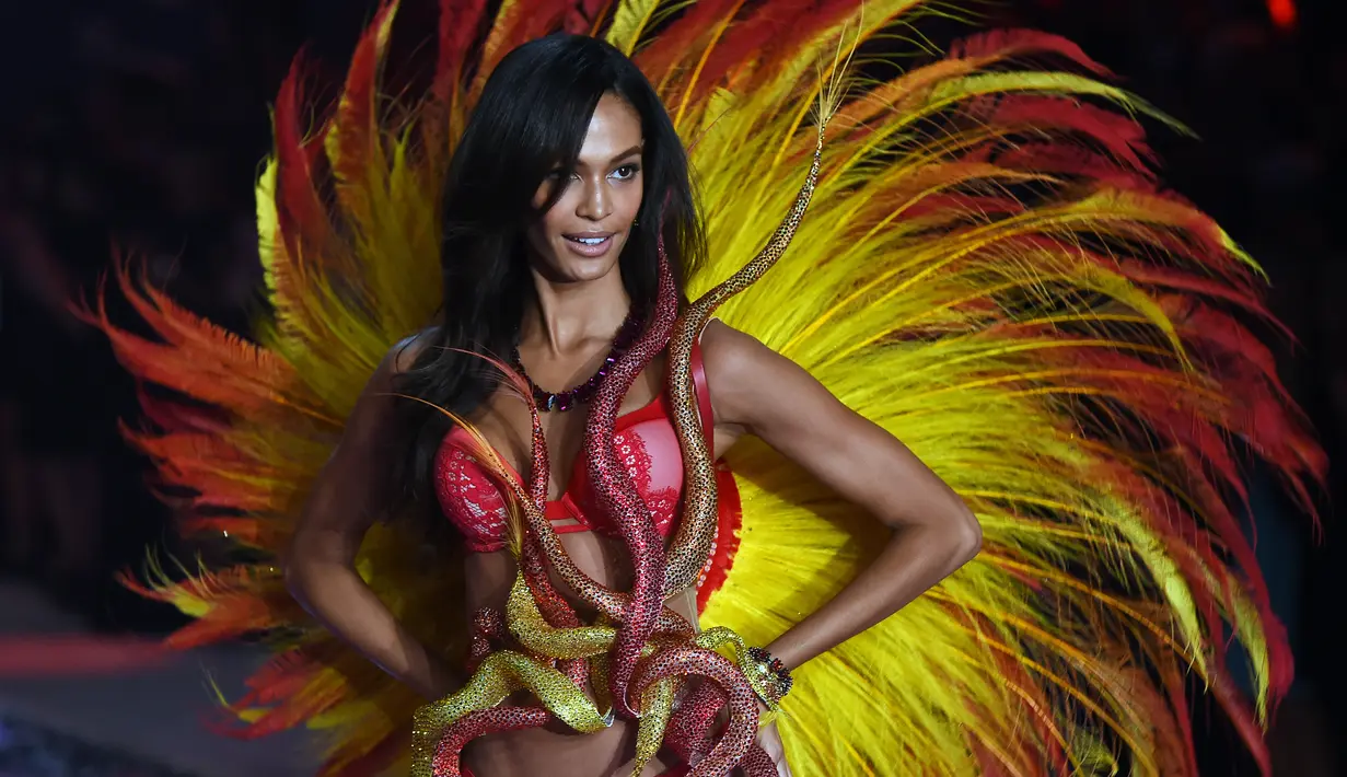 Model asal Puerto Rico, Joan Smalls memperagakan lingerie di atas panggung Victoria’s Secret Fashion Show 2015 di New York City, Selasa (10/11). (AFP PHOTO/Jewel Samad)