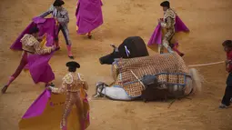 Para Matador berusaha menghalau banteng yang menanduk seekor kuda Picador pada laga  Corpus bullfighting festival di Granada, Spanyol, (27/5/2016). AFP/Jorge Guerrero)