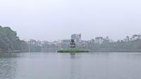 Danau Hoan Kiem menjadi satu di antara destinasi wisata yang wajib dikunjungi saat menyambangi Kota Hanoi, Veitnam. (Bola.com/Ikhwan Yanuar Harun)
