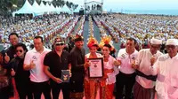 Ketika 2 Ribu Penari Tenun di Bali Hipnotis Turis Asing