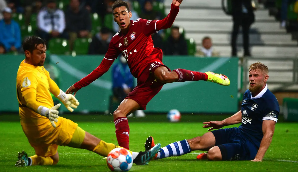 laga putaran pertama DFB Pokal 2021-22 di Bremen, Jerman utara (25/8/2021). Munchen menang telak atas Bremen SV dengan skor 12-0. (AFP/Patrik Stollarz)