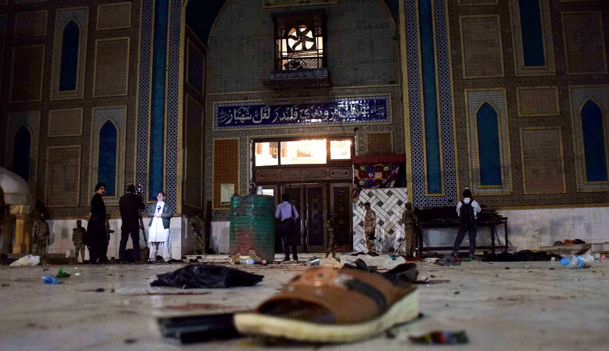 Sehwan, Provinsi Sindh, di Provinsi Sindh, Pakistan selatan, Kamis (16/2). Sedikitnya 70 orang tewas dan ratusan lainnya mengalami luka-luka dalam serangan bunuh diri itu. (YOUSUF NAGORI/AFP)