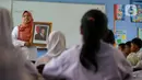 Bersama para murid, pengajar dan staff administrasi Sekolah Dasar Negeri (SDN) Pondok Labu 14 Jakarta mengganti foto Presiden dan Wakil Presiden yang terpasang di dinding ruang kelas. (Liputan6.com/Herman Zakharia)