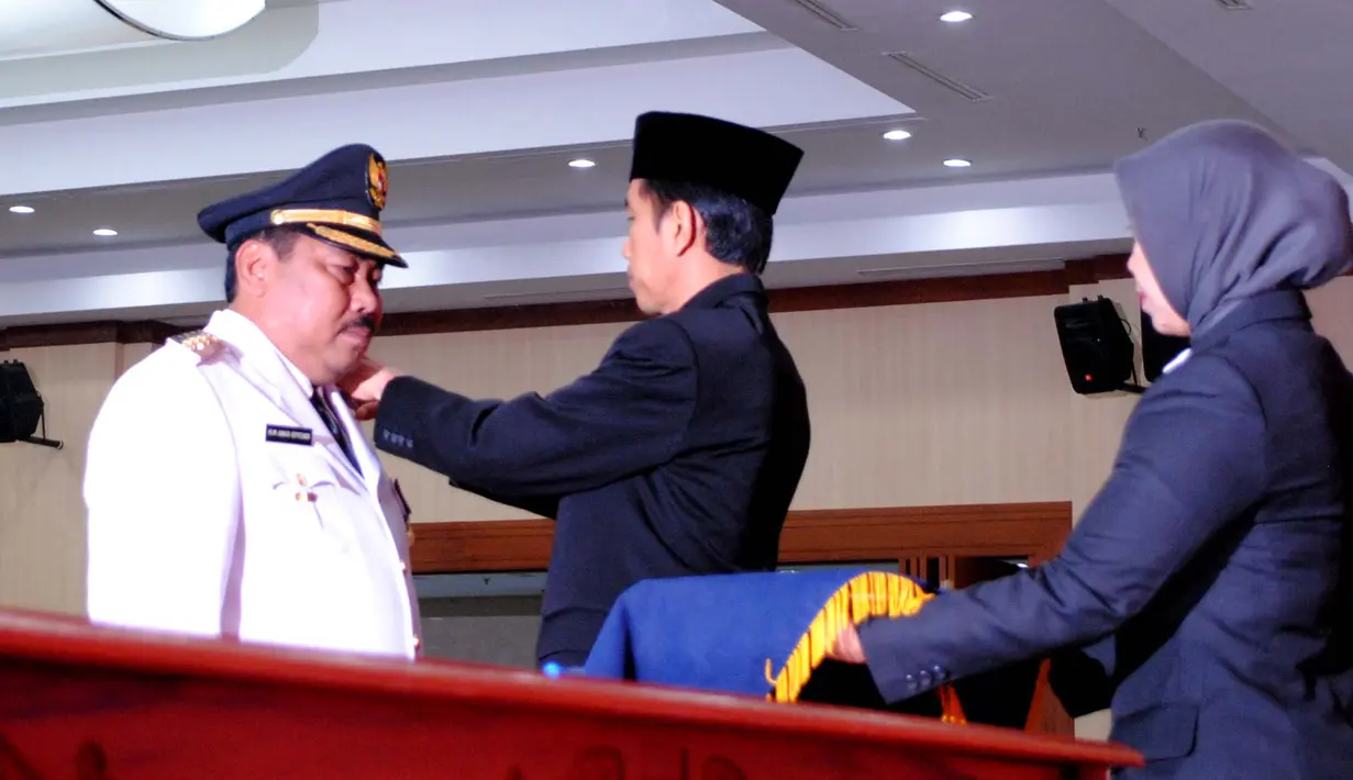 Jika biasanya Jokowi melantik walikota di tempat terbuka, kali ini ia memilih ruangan kantor yang berhawa dingin AC. 