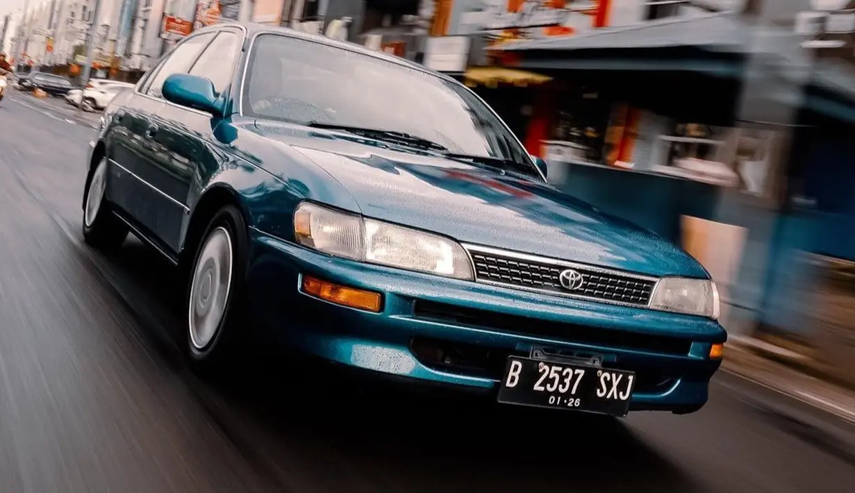 Toyota Corolla generasi ketujuh atau yang akrab disapa sebagai Corolla Great di Indonesia menjadi pilihan menarik. Dimensinya yang kompak, serta kenyamanan dan kelegaan kabin khas Toyota Corolla serta hadirnya transmisi otomatis menjadikan mobil ini cukup ideal untuk dipakai sehari-hari. Mesinnya yang diusungnya juga masih terbilang irit dalam meminum BBM. (Source: Instagram/@driveposure)