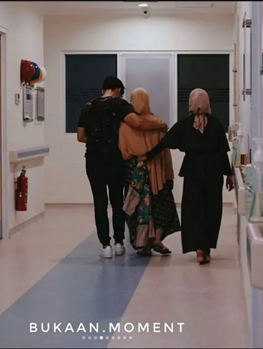 "sampai akhrnya di tgl 27 maret jam 3 pagi terjadilah kontraksi yg kenceng bgt, ga sanggup nahan dan mutusin ke RS. Sampe di RS di CTG kontraksi udh 99% muncul tiap 10 mnt sekali tp pembukaan msh 1." tulis Nycta Gina. (Instagram/missnyctagina)