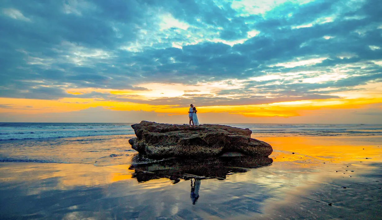 Terletak di kawasan Tabanan bagian selatan, Pantai Pasut dikenal sebagai pantai yang masih relatif tersembunyi dan belum banyak tersentuh keramaian wisata. Tampak dalam foto, pengunjung beraktifitas menikmati waktu senja Pantai pasut di Tabanan, Bali. (merdeka.com/Arie Basuki)