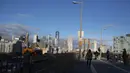 Orang-orang melintasi Jembatan Brooklyn dengan latar belakang kota Manhattan di New York, 4 Desember 2018. Jembatan karya insyinur John Augustus Roebling ini menghubungkan borough Manhattan dan Brooklyn melintasi Sungai East. (AP /Wong Maye-E)