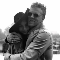 "Jeff tahu bahwa Emily mengencani Sebastian namun tak pernah ia mengira bahwa Emily akan menikah. Emily dan Jeff baru saja putus dua bulan yang lalu!" ujar sumber itu. (instagram/emrata)