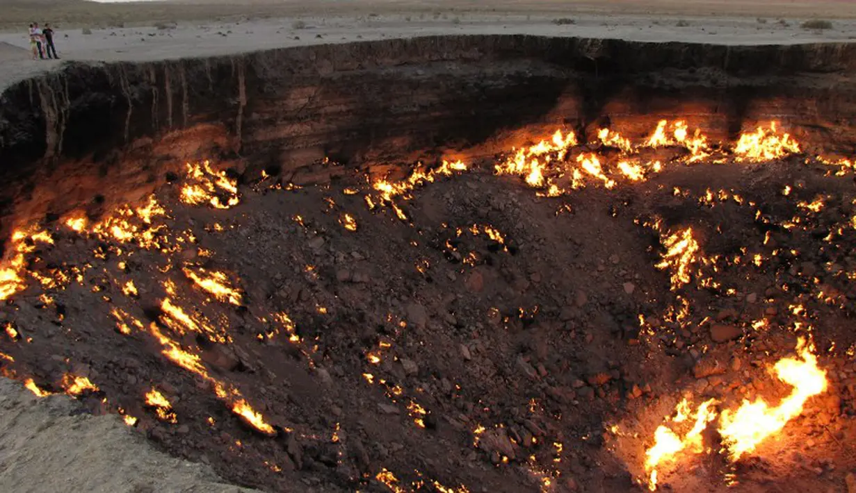 Sebuah kawah yang terdapat di gurun Karakum, Turkmenistan ini disebut sebagai pintu ke neraka. Foto diambil pada 11 Juni 2014 (AFP Photo/IGOR SASIN) 