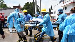 Staf medis memindahkan seorang pasien Rumah Sakit IMSS di Tula de Allende, negara bagian Hidalgo, Meksiko (7/9/2021).  Sedikitnya 16 pasien meninggal setelah banjir melanda sebuah rumah sakit di Meksiko tengah dan mengganggu pasokan listrik, kata pihak berwenang. (AFP/Francisco Villeda)