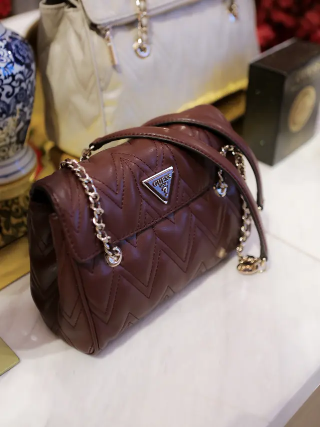 Koleksi GUESS Accessories untuk Sambut Tahun Baru Imlek 2025: Tas Tangan Motif Python Curi Atensi